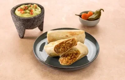 BURRITOS con CHILORIO y GUACAMOLE preparados con Media Crema NESTLÉ®