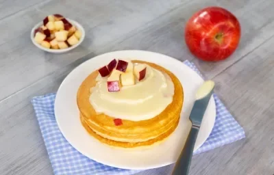 HOTCAKES CON MANZANA HOTCAKES CON MANZANA