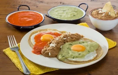 Huevos estrellados con salsas divorciadas Huevos estrellados con salsas divorciadas