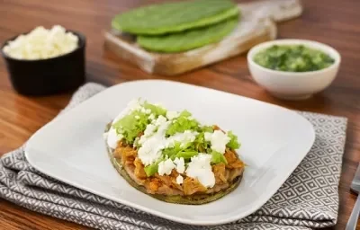 Huarache de nopal con tinga de atún Huarache de nopal con tinga de atún