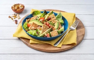 Ensalada de Pollo Empanizado con Vegetales