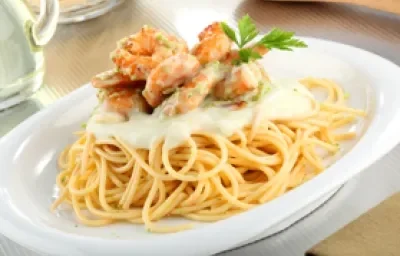 Spaghetti con crema agría y camarones