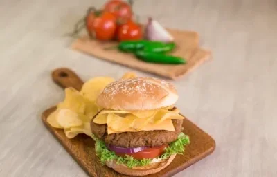 HABURGUESA CRUJIENTE al JALAPEÑO preparada con Jugo MAGGI®