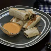 Burritos de carne con dip de chorizo
