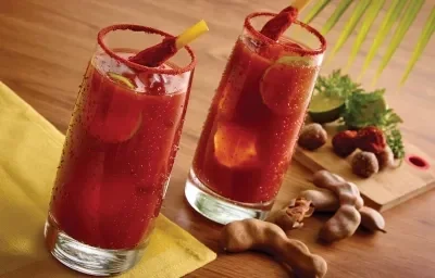 Cóctel con jugo de tomate con tamarindo