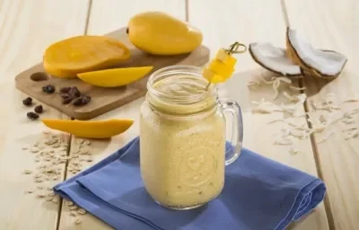 Licuado de coco, mango y avena Licuado de coco, mango y avena