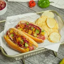 Hot Dog con Cebollas Encurtidas