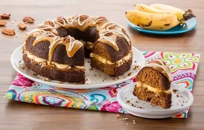 Rosca de dulce de leche con plátano