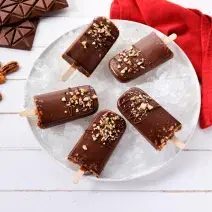 PALETAS de CHOCOLATE con NUEZ preparada con Chocolate con Leche NESTLÉ® Chocolatería