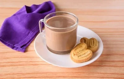 CHOCOLATE con CARDAMOMO preparado con CARNATION® CLAVEL® Deslactosado CHOCOLATE con CARDAMOMO preparado con CARNATION® CLAVEL® Deslactosado