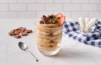 TIRAMISÚ ESPUMOSO preparado con Media Crema NESTLÉ® TIRAMISÚ ESPUMOSO preparado con Media Crema NESTLÉ®