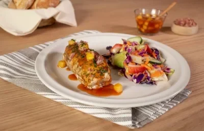 Rollo de Pollo con Salsa de Piña