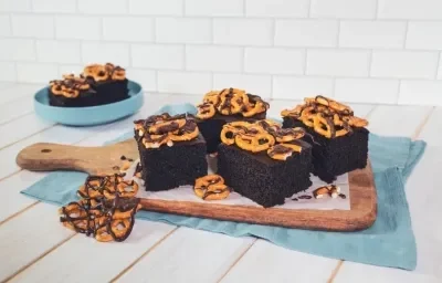 BROWNIE MOKA PRETZEL preparado con Leche Condensada LA LECHERA® BROWNIE MOKA PRETZEL preparado con Leche Condensada LA LECHERA®