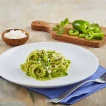 Spaguetti con salsa de jalapeño y cilantro