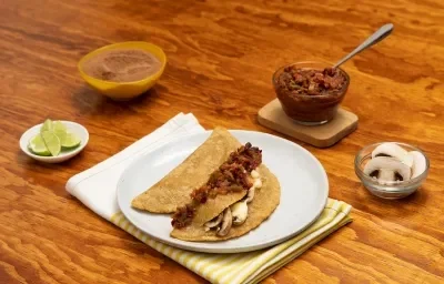 Quesadillas con salsa tatemada de chocolate Quesadillas con salsa tatemada de chocolate