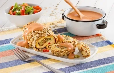 Rollo de pechuga empanizada con salsa de jitomate