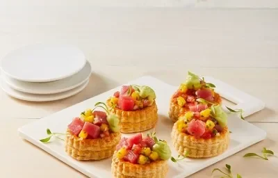 Volovanes de atún con dip de aguacate Volovanes de atún con dip de aguacate