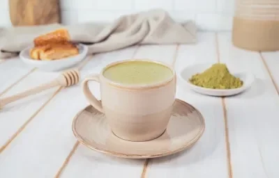 ATOLE de MATCHA preparado con Leche Evaporada CARNATION® CLAVEL®