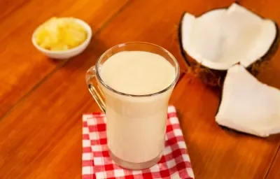 ATOLE de PIÑA COLADA preparado con Leche Evaporada CARNATION® CLAVEL® ATOLE de PIÑA COLADA preparado con Leche Evaporada CARNATION® CLAVEL®