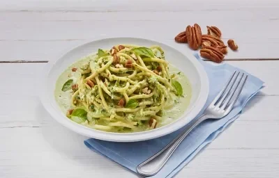 Espagueti en salsa de albahaca con nuez Espagueti en salsa de albahaca con nuez