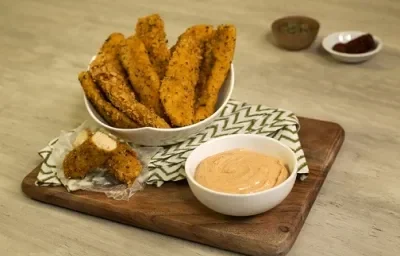 Tiras crujientes de pollo con dip de chipotle Tiras crujientes de pollo con dip de chipotle