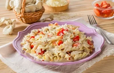 fusilli con setas y tocino fusilli con setas y tocino