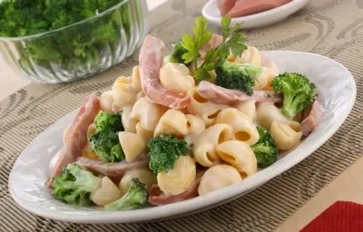 CODITOS EN SALSA DE TOCINO Y BRÓCOLI CODITOS EN SALSA DE TOCINO Y BRÓCOLI