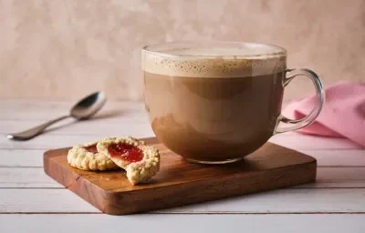 MOKA CALIENTE preparado con CARNATION® CLAVEL® Polvo MOKA CALIENTE preparado con CARNATION® CLAVEL® Polvo