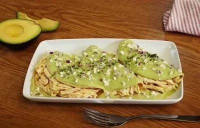 Enchiladas de pollo con salsa de aguacate Enchiladas de pollo con salsa de aguacate