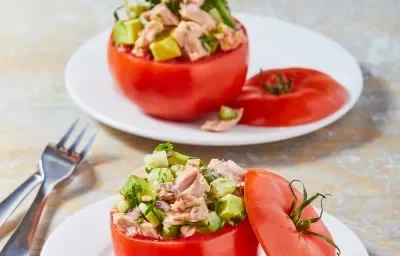 Jitomates rellenos de atún