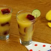 Agua de mango con hielos-chamoy