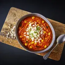 Sopa de fideo con verduras