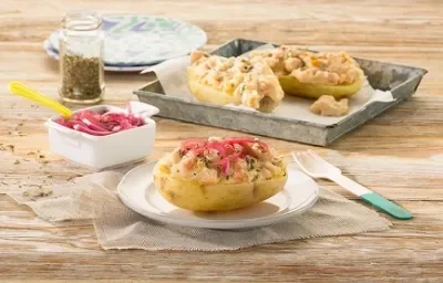 Papas rellenas con salsa cremosa de camarones