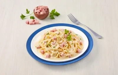 Espagueti cremoso con jamón Espagueti cremoso con jamón