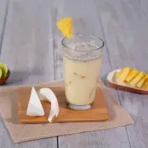 Agua de piña, limón y chía
