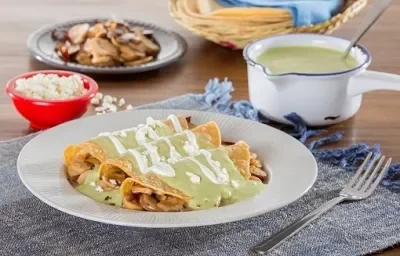 Enchiladas de champiñones con salsa poblana Enchiladas de champiñones con salsa poblana