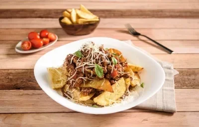 Papas Fritas Gajo a la Boloñesa Papas Fritas Gajo a la Boloñesa