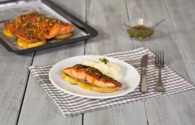 Salmón con mantequilla de cilantro Salmón con mantequilla de cilantro