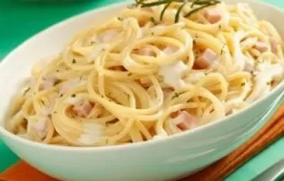 Spaghetti en salsa de queso con jamón