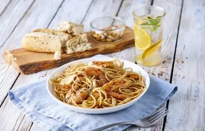 Espagueti con pollo y camarones Espagueti con pollo y camarones