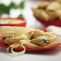 Tamales de huitlacoche y queso Oaxaca