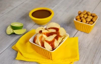 PAPAS con SALSA BRAVA preparada con Jugo MAGGI® PAPAS con SALSA BRAVA preparada con Jugo MAGGI®