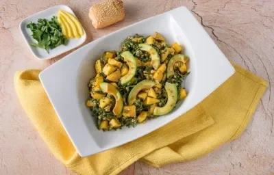 ENSALADA de MANGO con CILANTRO preparada con Jugo MAGGI® ENSALADA de MANGO con CILANTRO preparada con Jugo MAGGI®