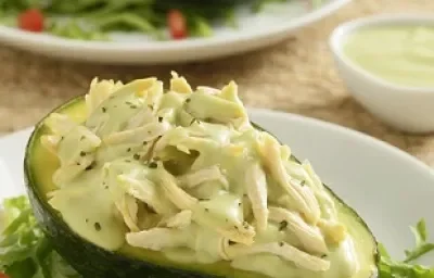 AGUACATE RELLENO DE POLLO AGUACATE RELLENO DE POLLO
