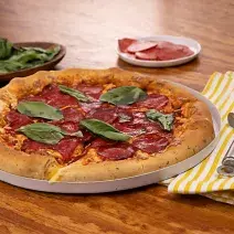 Pizza de pepperoni con orilla de queso
