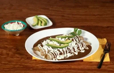 Flautas de mole con pollo Flautas de mole con pollo