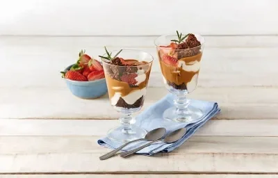Copa de brownie y fresas Copa de brownie y fresas