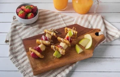 Brochetas de Fruta y Pan Francés