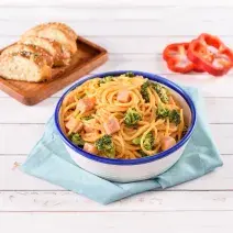 Espagueti con salsa de pimiento y brócoli