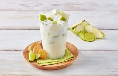 Agua de limón, jengibre y cubos de manzana